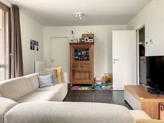 Cet appartement de nouvelle construction est situé dans la ceinture sud de Gand, près de la tour KBC, d'IKEA, de Deloitte, d'E&Y... avec une bonne connexion à la jonction E40-E17 et à la R4. <br />La combinaison d'un environnement verdoyant et d'une accessibilité optimale garantit le confort de votre maison ! <br /><br />Disposition de l'appartement :<br /><br />hall d'entrée avec toilettes séparées pour les invités - salon spacieux avec terrasse attenante et confortable - cuisine ouverte entièrement installée (four, plaques de cuisson, hotte, réfrigérateur et lave-vaisselle) - grand débarras avec raccordement pour lave-linge et sèche-linge - salle de bain avec baignoire avec douche et meuble à double vasque - chambre 1 - chambre 2 - rangement au sous-sol - place de parking <br /><br />Les frais communs, sous forme de commission, s'élèvent à 75,00 EUR/mois et sont utilisés pour entretenir les parties communes.<br /><br />L'appartement sera disponible à partir du 01/09/2026 !