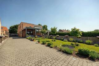 <p><span>100% INSTAPKLARE GEZINSWONING MET EPC A EN ZUIDTUIN!</span></p><p><span>Deze halfopen woning is gelegen in een verkeersluwe straat op een perceel van 510 m². Tien jaar geleden werd de woning volledig gestript en grondig gerenoveerd, kwasie nieuwbouw, technische en energetische vernieuwingen volgens de hedendaagse normen en klaar voor de toekomst.</span></p><p><span>Energiezuinig, lichtinval, comfort en opbergruimte zijn hier de sleutelwoorden. </span></p><p><span>Via de inkomhal met gastentoilet, ingemaakte vestiairekasten en toegang tot de kelder betreedt u de leefruimte. Daarnaast bevindt zich een praktische berging/wasplaats met maatwerk, een inloopdouche en aansluitingen voor wasmachine en droogkast.</span></p><p><span>De open leefruimte (50 m²) vormt één harmonieus geheel met zithoek, eetplaats en een strakke leefkeuken. Deze is volledig ingericht met kwalitatieve Miele-toestellen, een kookeiland met ontbijthoek, een overvloed aan kastruimte en airconditioning, De woning geniet van een aangename lichtinval, een groot schuifraam, voorzien van een vliegenraam, directe toegang tot het zonnige terras met een verplaatsbare Arezzo-overkapping en terrasverwarming.</span></p><p><span>Op de eerste verdieping bevinden zich drie slaapkamers (19 m², 10 m² en 8 m²), een afzonderlijk nachttoilet en een ruime badkamer (13 m²). De masterbedroom beschikt over een dressing, terwijl beide kinderkamers zijn uitgerust met ingemaakte kasten. De badkamer is ingericht met een ligbad, een inloopdouche, een dubbel lavabomeubel met spiegelkast, een extra opbergkast en een sierradiator.</span></p><p><span>Via een luik met een stevige vlizotrap bereikt u de ruime, afgewerkte opbergzolder. Daarnaast beschikt de woning over een kelder. </span></p><p><span>Op het gelijkvloers werd gekozen voor onderhoudsvriendelijke tegelvloeren en de verdieping is afgewerkt met een warme parketvloer.</span></p><p><span>Buiten een volledig omheinde, zuidgerichte en kindvriendelijke tuin met een ruim terras waar u kan genieten van het buitenleven. </span></p><p><span>Achteraan bevindt zich een afzonderlijke garage van 40 m² met een hoge sectionaalpoort, extra bergruimte en een apart toilet. De garage is bereikbaar via de oprit met automatische toegangspoort.</span></p><p><span>De woning werd afgewerkt met duurzame en kwalitatieve materialen en beschikt over tal van extra's, waaronder ingemaakte kasten, 13 zonnepanelen, vloerverwarming, EPC-label A, ventilatiesysteem D, een waterontharder, regenwater-recuperatie aangesloten op de toiletten en buitenkraan, vliegenramen,...</span></p><p><span>Kortom, een verzorgde en energiezuinige woning die volledig instapklaar is en met aandacht voor comfort, kwaliteit en duurzaamheid. </span></p><p><span>Contacteer ons voor meer informatie of plan uw bezoek!</span></p><p><span> </span></p>