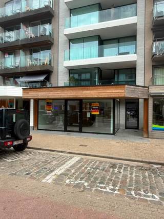 <strong>TOPLIGGING IN HET CENTRUM VAN OOSTDUINKERKE!</strong> <strong>Aan de Leopold II Laan 260 bieden wij deze recente handelsruimte of kantoorruimte van ca. 100 m² te huur aan</strong>. Dankzij de uitstekende ligging, midden in het commerciële hart van Oostduinkerke en vlakbij gekende handelszaken zoals Delhaize, Zeeman en De Zandvoetjes, geniet uw zaak van een maximale zichtbaarheid en een constante passage van zowel bewoners, tweede verblijvers als toeristen. Het pand werd volledig afgewerkt door de eigenaar en is instapklaar, met een stijlvolle vloerafwerking, verwarming, sanitair en een praktische kitchenette.<strong> Bovendien beschikt u over een privatieve berging in de kelder, bereikbaar via zowel trap als lift, en is er een fietsenstalling aanwezig.</strong> Een unieke opportuniteit voor wie op zoek is naar een representatieve commerciële ruimte op één van de beste locaties van Oostduinkerke.<strong> Huurprijs: € 2.500 per maand, te vermeerderen met de onroerende voorheffing ten laste van de huurder.</strong> Onmiddellijk beschikbaar. EPC LABEL A.