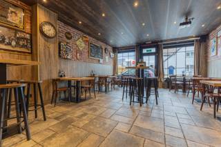 Immo Pické biedt u deze gunstige gelegen handelswoning aan in Halle, in de directe nabijheid van winkels, scholen, openbaar vervoer en <br />een gemakkelijke verbinding met de autostrade. Op de gelijkvloerse verdieping vinden we een commerciële ruimte, momenteel ingericht als horecazaak bestaande uit een polyvalente ruimte met toog (52m²), een ingerichte keuken, een badkamer, een berging, een sanitaire ruimte (man en vrouw) en een ruime terras (63m²).<br />De eerste verdieping bestaat uit een nachthal en 2 grote ruimtes (28m² en 18m²), ideaal als berging of in te richen als woonruimte. Tot slot beschikt deze handelswoning over een kelder en een ruime zolderruimte die verder inrichtbaar is in woongedeelte.