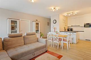 <p><span>Recent (2023) GV appartement met 1 slaapkamer met bijhorend terras (28 m²) en ruime private tuin (221m²) gelegen te Meerhout.</span></p><p><span> </span></p><p><span>Belangrijkste troeven:</span></p><p><span>- Centrale ligging in de nabijheid van het centrum van Meerhout en autosnelwegen</span></p><p><span>- Uiterst kwalitatief afgewerkt en uitstekend onderhouden</span></p><p><span>- Gelijkvloers</span></p><p><span>- 1 ruime slaapkamer</span></p><p><span>- Private tuin</span></p><p><span>- Garage (20 m²) die bereikbaar is langs de tuin</span></p><p><span>- EPC A label</span></p><p><span>- Zonnig terras</span></p><p><span> </span></p><p><span>Bekijk zeker ook de foto's en de grondplannen met de afmetingen. Zo krijgt u van thuis uit al een perfect beeld van wat dit appartement te bieden heeft!</span></p><p><span> </span></p><p><span>Wenst u meer info of een vrijblijvende bezichtiging, contacteer dan ons kantoor op het nummer 011 85 15 15 en wij helpen u graag verder.</span></p>