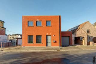 Deze recent gebouwde woning (2014) combineert hedendaags wooncomfort met een rustige, groene ligging in Kastel. Dankzij de solide betonnen...