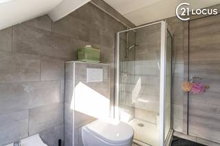 <h2>Ruime gezinswoning met 4 slaapkamers, 2 badkamers en EPC B<br /><br />Bent u op zoek naar een ruime gezinswoning waar comfort, energiezuinigheid en een centrale ligging hand in hand gaan? Dan is deze verzorgde woning beslist een bezoek waard.<br />Woensdag 22 juli aanstaande Discovery day op afspraak bel snel 03 755 77 05.<br /><br />Achter de gevel schuilt een verrassend ruime woning met een aangename indeling en een warme, huiselijke sfeer. De lichtrijke leefruimte vormt het hart van de woning en biedt alle ruimte om samen te genieten met familie en vrienden. Aansluitend bevindt zich de volledig uitgeruste keuken, praktisch ingericht en voorzien van alle nodige comfort.<br /><br />Met vier volwaardige slaapkamers en twee badkamers beschikt deze woning over alle ruimte die een modern gezin nodig heeft. Of u nu extra slaapkamers wenst, een thuiskantoor of een hobbyruimte, deze woning past zich moeiteloos aan uw levensstijl aan.<br /><br />Ook op energetisch vlak scoort deze woning uitstekend dankzij het gunstige EPC-label B en de aanwezige zonnepanelen, wat resulteert in een energiezuinige en toekomstgerichte woning.<br /><br />De ligging is een extra troef. U woont in een aangename woonomgeving met scholen, winkels, openbaar vervoer en belangrijke verbindingswegen op korte afstand. Zo geniet u dagelijks van een vlotte bereikbaarheid zonder in te boeten aan wooncomfort.<br /><br />Troeven<br /><br />✔ 4 volwaardige slaapkamers<br />✔ 2 badkamers<br />✔ EPC-label B<br />✔ Zonnepanelen<br />✔ Ruime en lichtrijke leefruimte<br />✔ Volledig uitgeruste keuken<br />✔ Ideale gezinswoning<br />✔ Centrale ligging nabij scholen, winkels en openbaar vervoer<br /><br />Bent u benieuwd naar de ruimte en mogelijkheden die deze woning te bieden heeft? Neem vandaag nog contact met ons op en plan uw bezoek.</h2>