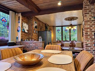 <p><span>Karaktervolle woning in Ramsel bestaande uit: inkomhal, keuken, leefruimte met speksteenkachel, 3 slaapkamers, badkamer met ligbad, berging en terras.<br /><br />De woning valt meteen op door haar bijzondere gevel en authentieke uitstraling. De glas-in-loodramen, houten balken en warme materialen geven de woning een eigen, herkenbare charme.<br /><br /></span><span>Gelegen in het charmante Ramsel, met winkels en wandelroutes in de omgeving en aansluiting op de E314 via Aarschot.<br /></span></p>
<p><span>Stedenbouwkundige inlichtingen in aanvraag.</span></p>
<p><strong>Interesse?</strong><span><strong> </strong>Contacteer ons kantoor voor meer informatie of een bezoek ter plaatse via </span><strong><span>0470/883.731</span></strong><span> of </span><strong><span>amber@immo-b.be</span></strong><span>!</span></p>
<p><span></span></p>