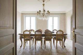 Indeling:Ruime inkomhal voorzien van een vestiaire en gastentoilet met handenwasser.Royale leefruimte met OH en bibliotheekwand,  een volledige...