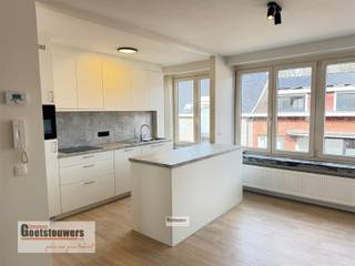 <p><span>Volledig gerenoveerd appartement op de tweede verdieping gelegen vlakbij het centrum van Mariaburg. Onmiddellijk beschikbaar.</span></p><p><span> </span></p><p><span>Dit appartement werd zeer mooi vernieuwd en is als volgt ingedeeld: living met open keuken, badkamer met douche, lavabomeubel en toilet, 2 slaapkamers en Zuidgericht terras. Op het gelijkvloers is er een autostaanplaats.</span></p><p><span> </span></p><p><span>Bijzonderheden:</span></p><p><span>Pvc ramen met hoogrendementsglas </span></p><p><span>Dak werd vernieuwd en geïsoleerd </span></p><p><span>Alle nutsvoorzieningen zijn individueel </span></p><p><span>instapklaar: volledig geschilderd - lichtarmaturen met led verlichting </span></p><p><span>Zuidgericht terras</span></p><p><span> </span></p>