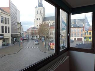 <h3><strong>Aangenaam appartement met 2 slaapkamers, 2 terrassen en topligging</strong></h3><p>Op zoek naar een comfortabel appartement op een <strong>gunstige en centrale locatie</strong>? Dit aangename appartement op de <strong>eerste verdieping</strong> combineert een praktische indeling met een mooie bewoonbare oppervlakte van <strong>70 m²</strong>.</p><p>De woning beschikt over <strong>twee slaapkamers</strong> en maar liefst <strong>twee terrassen</strong>, ideaal om op elk moment van de dag van het buitenleven te genieten. Dankzij het <strong>gunstige EPC</strong> is dit bovendien een interessante keuze voor wie comfort en energiezuinigheid wil combineren.</p><p>De ligging is een absolute troef: <strong>op korte afstand van het centrum, het station en diverse scholen</strong>. Winkels, openbaar vervoer en andere dagelijkse voorzieningen zijn vlot bereikbaar.</p><p>Niet alleen voor eigen bewoning is dit appartement een interessante opportuniteit. Dankzij de <strong>centrale ligging, twee slaapkamers en aantrekkelijke indeling</strong> is het eveneens <strong>bijzonder geschikt als investering voor verhuur</strong>.</p><p>Kom zeker langs op onze kijkdag op dinsdag 15 september! Inschrijven via onderstaande knop! </p>