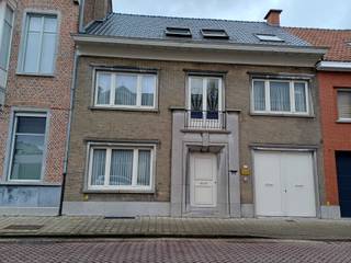 Zeer ruime voormalige dokterswoning met inpandige garage en praktijkruimte, gelegen vlakbij het station en in het centrum van Zele (vlakbij...