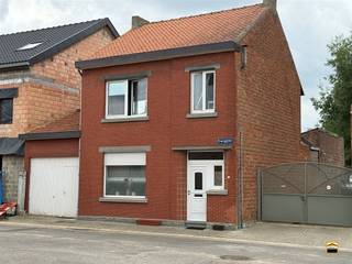 Goed gelegen woning met 3 slaapkamers, tuin en garage. Deze woning heeft een goede structuur en indeling.  Mits een kleinerenovatie is dit een zeer...