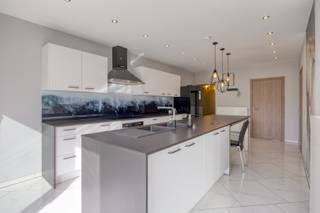 Deze woning is prachtig gelegen met zicht op natuurgebied en achterliggende akkers. Ideaal voor wie van rust en natuur houdt en slechts op enkele minuutjes van het stadscentrum wil wonen.<br /><br />De woning werd grondig vernieuwd met deels nieuwbouw, smaakvol ingericht en is instapklaar.<br /><br />INDELING: <br />x inkomhal met vestiaire en trap; <br />x gezellige woonkamer met groot raam vooraan en prachtig zicht op het landschap; <br />x ruime, goed ingerichte keuken met eiland, en een groot schuifraam naar het terras; <br />x berging/wasplaats met cv-installatie; <br />x gelijkvloerse badkamer met ligbad, lavabomeubel en toilet.<br /><br />Op de verdieping: <br />x 2 mooie slaapkamers; <br />x badkamer met douche, lavabomeubel en toilet; <br />x vaste trap naar de zolderverdieping; <br />x volledig afgewerkte zolderruimte, ideaal als extra slaapkamer of polyvalente ruimte.<br /><br />x Kelder met bergruimte en waterverzachter.<br /><br />x De woning werd goed geïsoleerd, voorzien van pvc-ramen met 3-dubbele beglazing en een condensatieketel, wat zorgt voor een uitstekende EPC-score B!<br /><br />x Achter de woning een ruim zonneterras, groot perceel tuin en tuinberging; ideaal zuidwest gericht.<br /><br />INTERESSE? Maak dan telefonisch een afspraak voor bezichtiging op het nummer 012 23 00 23 of mail uw vragen aan roland@immo-leroi.be.