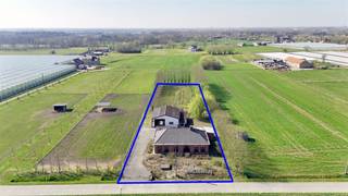 <p><span>Op te frissen exploitatiewoning met loods op een perceel van 3480 m², landelijk gelegen te Koningshooikt bij Lier.</span></p><p><span> </span></p><p><span>Deze solide woning werd in 1978 gebouwd en voorziet alle woon- en slaapruimtes op het gelijkvloers.Er is een ruime zolder die mogelijheid biedt tot extra kamers.<br /><br />U betreedt de woning via de inkomhal. Een lichtrijke woonkamer met aansluitend de keuken bieden een aangename thuis om mensen te ontvangen. Verder vinden we 3 slaapkamers, een badkamer, berging en een ruime inpandige garage. De veranda biedt toegang tot de tuin en achterlkiggende loods.<br />Deze loods heeft een oppervlakte van </span><span>+</span><span> 80 m² en omvat een afgesloten ruimte die dienst kan doen als kantoor.</span></p><p><span> </span></p><p><span>Een vlotte bereikbaarheid is gegarandeerd dankzij de ligging nabij de verbindingsweg tussen Koningshooikt en Mechelen. <br /><br /></span><span>Gezien de ligging in agrarisch gebied is het pand enkel geschikt voor actieve land- en tuinbouwers.</span></p><p><span> </span></p><p><span>Kom deze woning ter plaatse ontdekken en maak een afspraak: 015/755 444 of <span>info@immovercammen.be</span></span><span> </span></p><p><span>Renovatieplicht EPC: binnen 5 jaar na aankoop = verplichte renovatie tot label D of beter.</span></p>