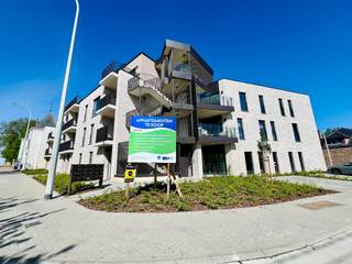 Project Louah is een modern nieuwbouwproject met 19 appartementen verdeeld over 3 verdiepingen. Er zijn appartementen met 1, 2 of 3 slaapkamers. Allemaal beschikken ze over een terras en de gelijkvloersappartementen hebben ook nog een klein privaat tuintje. Er is een ondergrondse parkeergarage met autostaanplaatsen en kelderbergingen. Elk appartement dient een parking en berging bij aan te kopen. Kopers kunnen genieten van 6% BTW indien ze aan de voorwaarden voldoen.<br />Dit appartement van 85m² omvat 2 slaapkamers en een terras van 9m². Via onze contacten in de bankwereld kan er een 100% financiering gebeuren (inclusief de volledige BTW tot 21%, exclusief beschrijfkosten op grondgedeelte).