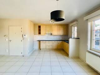 In deze kleine residentie van 5 eenheden staat dit instapklaar appartement te wachten op een nieuwe bewoner. Misschien wel jij?We nemen de lift naar...