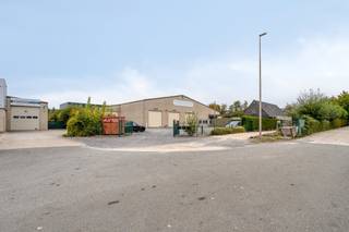 Bedrijfsgebouw van ca. 1.700 m² met woning op perceel industriegrond van 5.814 m² te koop op de industriezone Roeselare-Haven, gelegen in...