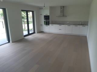 Dit appartement beschikt over een inkomhal, leefruimte met open keuken, tuin en terras, twee (slaap)kamers, badkamer en berging.<br /><br />U geniet tevens van een rustige omgeving én een prachtig zicht op het gemeentepark. <br /><br />In de huurprijs zijn ook een gemeenschappelijke fietsenberging en een autostaanplaats inbegrepen. Gordijnrails en verlichtingsarmaturen worden nog voorzien. <br /><br />Provisie gemeenschappelijke kosten: 60 EUR/MAAND.