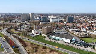 Stijlvolle nieuwbouwontwikkeling te koop, bestaande uit een opslagruimte gecombineerd met kantoorruimte met een totale oppervlakte van 303 m². Deze unieke ontwikkeling is gelegen vlakbij het UZ Gent en op slechts 1 min van het knooppunt E17-E40. Daarnaast zorgt een nabijgelegen bushalte voor uitstekende verbindingen met het openbaar vervoer richting centrum Gent.<br /><br />De opslagruimte van 207 m² is voorzien met een automatische sectionale poort, een polybetonvloer en een vrije hoogte van 3,4 tot 6,3 meter. De lichtrijke kantoren van 96 m² bevinden zich op het verdiep en kijken uit op een sfeervolle groenzone. Deze multifunctionele ruimtes zijn ideaal voor kantoorfunctie gecombineerd met opslag. Tevens is er de mogelijkheid om een parkeerplaats aan te kopen.<br /><br />Interesse? Neem vandaag nog contact met ons op voor meer informatie of een vrijblijvend plaatsbezoek. Bel PANORAMA B2B GENT KANTOREN op 0477 44 39 30.