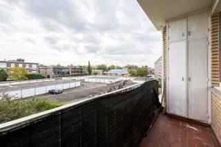 Bent u op zoek naar een instapklaar appartement (96m²) met twee slaapkamers en terras? En dit in een mooi onderhouden gebouw met lift op een centrale locatie? Dan stellen wij graag volgend appartement op de tweede verdieping aan u voor!<br />Indeling:<br />U betreedt het appartement via de ruime inkomhal die voorzien is van ingemaakte kasten. Vooraan is er de woonkamer met aanpalend de gesloten moderne keuken. De keuken heeft een kookplaat, dampkap, dubbele spoelbak, oven, koelkast met vriezer.<br />Centraal is er de badkamer met ligbad, enkele lavabo en voorzieningen een wasmachine en/of droogkast. Er is een apart gastentoilet. <br />Achteraan zijn er twee slaapkamers, waarvan de grootste kamer doorgang geeft aan het terras achteraan. Het terras heeft nog een opbergkast.<br />Algemene kosten: €305/maand voor minuterie, water, gas, blokpolis, algemeen onderhoud, lift, poetsdienst en syndicus <br />Ligging:<br />Het appartement is gelegen op een goed bereikbare locatie met alle comfort binnen handbereik. In de nabijheid van winkels, openbaar vervoer (voor de deur) en groen. Een ideale plek om zorgeloos en comfortabel te leven, dicht bij alles wat u nodig heeft.<br />Pluspunten:<br />- EPC attest met label B<br />- Privatieve kelderberging <br />- Overal dubbele HR beglazing pvc <br />- Elektriciteit is conform<br />- Lift in het gebouw <br />- Instapklaar appartement op een centrale locatie<br /> <br />Voor meer informatie of een bezichtiging kan u One vastgoed steeds bereiken op volgend nummer 03 360 85 30.