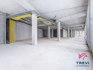 TREVI LA PROPRIETE À louer : surface commerciale modulable proche du commercial Rive Gauche, en plein cœur de Charleroi. Situé dans un environnement commerçant dynamique et bénéficiant d’un important flux piétonnier quotidien, cet espace offre une visibilité optimale au sein d’un des pôles commerciaux les plus fréquentés de la région.La surface disponible est adaptable selon les besoins spécifiques de votre activité (retail, services, cosmétique, téléphonie, etc.) et peut être aménagée en fonction de votre concept. Que vous recherchiez un petit espace optimisé ou une plus grande surface pour une implantation marquante, nous étudions toutes les configurations possibles.Le loyer est fixé en fonction de la surface réellement utilisée, vous offrant une flexibilité financière en cohérence avec votre projet.Le local bénéficie d’une large vitrine, d’un accès direct vers les galeries principales du centre, de toutes les commodités modernes et d’un environnement commercial attractif, entouré d’enseignes nationales et internationales.Pour plus d'information, n'hésitez pas à nous contacter au 071/33.37.69 ou via notre site www.lapropriete.be