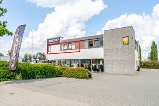 <strong>Te koop: Op centrale ligging in Kluisbergen vind je dit instapklare tweeslaapkamerappartement.</strong><br /><br />Dit appartement is gelegen in een kleine residentie van 4 appartementen, op vandaag is het appartement verhuurd.<br />Via een ruime trap bereiken we het eerste verdiep, ruime living met veel lichtinval aansluitend een halfopen keuken. Twee slaapkamers en aansluitend een ruime badkamer.<br /><br />Buiten is er een staanplaats inbegrepen in de prijs.<br /><br />De andere 3 appartementen op dit verdiep zijn van dezelfde eigenaars en zullen aansluitend te koop komen.<br /><br />Ideaal voor investeerders.<br /><br /><strong>Meer weten? Neem vrijblijvend contact op met Jérôme 0472/61.10.10 of 056/61.10.10</strong>
