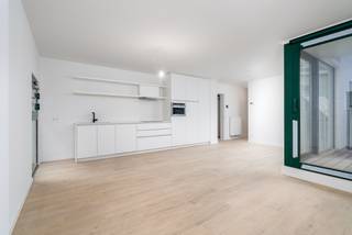Afgewerkt nieuwbouwappartement centrum Kortrijk <br /><br />Uitstekend gelegen en afgewerkt nieuwbouwappartement aan het Schouwburgplein te Kortrijk in het volle centrum. Op amper 150m van het station en wandelafstand van de Grote Markt.<br /><br />Appartement met 1 slaapkamer voorzien van een lichtrijke woonkamer met een aangrenzend terras, keuken, berging, apart toilet en badkamer met inloopdouche. De keuken is volledig uitgerust met een koelkast, combi-oven, vaatwas, inductiekookplaat en dampkap. Het terras is zuidwest georiënteerd.<br /><br />Ideale parkeergelegenheid voor de deur met de ondergrondse parking "schouwburg" waar men kan beschikken over een gratis nachtabonnement of een voordelig bewonersabonnement.<br /><br />Meer weten? Neem contact op met Louise via louise@immo-lys.be<br /> 
