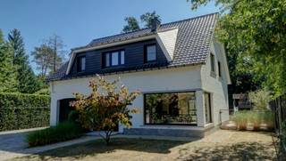 Deze charmante villa uit 1966 werd met veel oog voor detail recent vernieuwd. Het resultaat is een unieke balans tussen een degelijke authentieke...