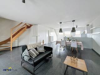 <p>Dit <strong>instapklaar appartement</strong> bevindt zich op de 3e en 4e verdieping van een recent gebouw met lift. Het beschikt over <strong>een inkomhal</strong>, een lichtrijke woonkamer met open, <strong>ingerichte keuken (inclusief toestellen). Aansluitend aan de keuken vindt u een berging en technische ruimte (met aansluitingen voor wasmachine), evenals een apart toilet.<br /><br /></strong>De woonkamer heeft directe toegang tot het <strong>mooi, west-georiënteerde terras</strong>.<strong><br /></strong>De bovenste verdieping biedt twee ruime slaapkamers en een badkamer met douche in bad, dubbele lavabo en toilet.<br /><br />Een extra troef is de <strong>bijhorende autostaanplaats</strong>, gelegen in de ondergrondse parking. Men beschikt tevens over een <strong>handige kelderberging</strong>.</p>
<p>Het appartement is voorzien van centrale verwarming op aardgas, dubbele beglazing, conforme elektriciteit en een videofoon, en is daarmee ideaal voor starters of als investering, aangezien het in het verleden succesvol werd verhuurd. Via de virtuele rondleiding kan u alvast een eerste indruk krijgen!<br /><br /><strong>Centraal gelegen te Denderleeuw, vlakbij winkels, station en verbindingswegen! Voor meer info en/of een bezoek, contacteer Jonas via jonas@immotijl.be of 0477 17 44 20</strong>.</p>