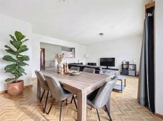 In een rustige, groene woonwijk vlakbij de Golf van Brasschaat  ligt dit appartement in een kleinschalig gebouw met slechts 3 entiteiten. Dit is...