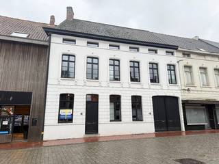 In het hartje van de idyllische gemeente Ruiselede vinden we dit uniek vastgoed terug in het herenhuis "Hotel de la Carpe". De loft werd volledig vernieuwd met oog voor kwaliteit en luxueuze duurzame materialen, die zorgen voor een perfecte harmonie tussen het authentieke van het gebouw en de moderne toets in de afwerking. <br /><br />De loft omvat:<br />Inkomhal met gastentoilet, leefruimte afgewerkt met authentieke materialen, strakke open keuken uitgerust met de nodige toestellen, wasplaats voorzien van maatkasten, één slaapkamer op mezzanine met maatkasten en badkamer (douche/lavabo met meubel en toilet). <br /><br />Zuidwestelijk georiënteerd privé terras aan de leefruimte en keuken. <br />Achteraan het gebouw er is één parkeerplaats, fietsenstalling en extra berging.<br /> <br />Het appartement is beschikbaar in overleg.<br />Provisie gemeenschappelijke kosten: €70/ maand. <br /><br />Contacteer ons voor uw persoonlijk bezoek!