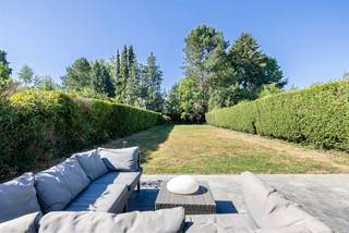 <p>Dans un environnement résidentiel particulièrement apprécié, à deux pas des commerces, des écoles et des transports, cette charmante maison de ±255m² offre tout l'espace nécessaire pour une famille. Implantée sur un terrain de 4a50ca, elle vous séduira par ses beaux volumes, sa luminosité et son magnifique jardin orienté plein Sud. Dès l'entrée, vous découvrirez un vaste hall d'entrée avec toilette séparée ainsi qu'un accès direct à la cave. Le rez-de-chaussée offre un superbe séjour d'environ ±50 m², baigné de lumière grâce à ses larges ouvertures et bénéficiant d'un accès direct à la terrasse et au splendide jardin. La cuisine ouverte, entièrement équipée apporte une atmosphère chaleureuse et conviviale, idéale pour les moments en famille ou entre amis. Le premier étage se compose d'un hall de nuit desservant deux belles chambres de ±17m² et ±12m², ainsi qu'une salle de bains. Le deuxième étage est entièrement dédié à une spacieuse troisième chambre de ±26 m², complétée par une salle de douche, offrant un espace parfaitement adapté à une suite parentale. La propriété dispose également d'un garage pouvant accueillir deux voitures. Côté équipements, elle est dotée d'une chaudière au gaz ainsi que 16 panneaux solaires, garantissant un excellent confort au quotidien et une meilleure performance énergétique. EPC : 595Kwh/m² (avant panneaux solaires et en cours de renouvellement). Disponibilité à l'acte.</p>
<p><strong>Rez-de-chaussée :</strong></p>
<ul>
<li>Vaste hall d'entrée avec toilette séparée et accès à la cave</li>
<li>Superbe séjour de ±50 m² avec accès direct à la terrasse et au magnifique jardin orienté plein Sud</li>
<li>Cuisine ouverte, entièrement équipée, conviviale et parfaitement intégrée à l'espace de vie</li>
</ul>
<p><strong>Premier étage :</strong></p>
<ul>
<li>2 chambres de ±17,6 m² et ±12,6 m²</li>
<li>Salle de bains</li>
</ul>
<p><strong>Deuxième étage :</strong></p>
<ul>
<li>Grande chambre de ±26 m²</li>
<li>Salle de douche</li>
</ul>
<p><strong>Sous-sol : </strong>Cave</p>