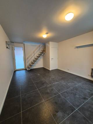 <p>Te huur: recente gesloten bebouwing in het centrum van Ieper.</p>

<p> </p>

<p>Deze woning uit 2010 biedt een comfortabele en praktische indeling, ideaal voor een gezin dat wil wonen op wandelafstand van winkels, scholen en openbaar vervoer. Met een EPC-label B geniet u van een energiezuinige leefomgeving. Het terras van 10 m² vormt een aangename buitenruimte, perfect voor een koffie in de ochtend of een rustige avond.</p>

<p> </p>

<p>Belangrijkste ruimtes:<br />• Lichte woonkamer met plaats voor een gezellige zithoek en eethoek.<br />• Functionele keuken met voldoende werk- en opbergruimte.<br />• 3 slaapkamers, geschikt voor gezin of thuiswerk.<br />• Badkamer met moderne voorzieningen.<br />• Hobbyruimte voor extra opslag of creatieve invulling.<br />• Staanplaats voor uw wagen.<br />• Terras (10 m²) als buitenplek.</p>

<p> </p>

<p>Troeven:<br />• Centrale ligging in het hart van Ieper.<br />• Energiezuinig EPC-label B.<br />• Recente bouw (2010) met moderne indeling.</p>

<p> </p>

<p>Neem vandaag nog contact op met uw ERA-makelaar voor een bezoek.</p>

<p> </p>

<p>JOUW DROOMHUIS. ZO GEVONDEN!</p>