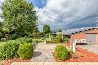 Aan de rand van Sint-Niklaas, op een steenworp van Waasmunster, bevindt zich deze open bebouwing op een uitzonderlijk <strong>ruim perceel van maar liefst 4.051 m²</strong>. Een woning uit 1984 die doorheen de jaren met zorg werd onderhouden en vernieuwd, waardoor ze vandaag beschikt over een degelijke bouwkundige basis, een EPC-label B en een conforme elektrische installatie.<br /><br />De eigendom onderscheidt zich echter vooral door haar uitzonderlijke mogelijkheden. Op het perceel bevindt zich een <strong>loods van circa 260 m²</strong>, ideaal voor wie wonen en werken wil combineren, nood heeft aan opslag of op zoek is naar een eigen werkplek. Bovendien verkregen de eigenaars een <strong>vergunning voor de bouw van een nieuw KMO-gebouw van 510 m²</strong>, na afbraak van de bestaande loods.<br /><br />De woning zelf verwelkomt u via een ruime inkomhal met vestiairemogelijkheden en een apart toilet. <strong>Op het gelijkvloers bevindt zich bovendien een slaapkamer</strong>, die zich evengoed leent als bureau of hobbyruimte.<br /><br />De leefruimtes vormen het warme hart van de woning. De woon- en eetkamer lopen naadloos over in de veranda, een aangename ruimte die baadt in het natuurlijke licht en uitkijkt over de uitgestrekte tuin. Hier ontstaat een vanzelfsprekende verbinding tussen binnen en buiten, met ruimte voor lange tafelmomenten, rustige ochtenden en het dagelijkse gezinsleven. De halfopen keuken sluit praktisch aan op de leefruimtes en beschikt over een aansluitende berging en wasplaats. Een functionele indeling die comfort en gebruiksgemak centraal stelt.<br /><br />Op de verdieping bevinden zich nog twee slaapkamers en een badkamer. Deze werd uitgerust met zowel een ligbad als een douche.<br /><br />Als leuke extra rusten er bovendien nog <strong>groenestroomcertificaten</strong> (€210) op de zonnepanelen en dit tot en met 2032. <br /><br />Wilt u deze woning graag ontdekken? Of wenst u meer informatie over de vergunning en de mogelijkheden voor het nieuwe KMO-gebouw? Neem dan gerust contact op via laurens@claves.be of 0476 21 35 46.