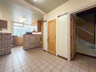 Voor wie de handen uit de mouwen wil steken of interessant als investeringseigendom: ruime tussenwoning, gunstig gelegen vlakbij centrum, station en scholen, perfect om te toveren tot luchtige gezinswoning of toffe stadswoning. <br />Indeling: <br />GELIJKVLOERS: inkomhal, zitplaats, eetplaat met open keuken, wasplaats/veranda, grote inpandige garage, apart toilet, zonnig terras/binnenkoer met praktische berging,<br />VERDIEPING: nachthal, 3 slaapkamers en badkamer<br />ZOLDERVERDIEPING: bereikbaar met een vaste trap, een grote extra hobbyruimte of berging<br /><br />Met een bewoonbare oppervlakte van 211 m² en een interessante aankoopprijs van 149.000 euro, biedt deze woning het perfecte potentieel voor de klusser of investeerder.