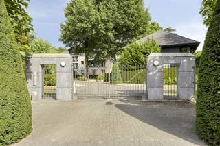 OPEN HUIS ZATERDAG 6 DECEMBER van 10u tot 11u ! In dit prachtige parkdomein, helemaal in het groen en toch overal vlakbij, wil je wonen: vlakbij de winkelstraten, het Stadspark, de ring, Carrefour, ziekenhuis ... alles op loopafstand ! Echt een topligging! Het appartement valt onmiddellijk op door zijn bijzondere architectuur en indelling: vooral de woonkamer met vide / mezzanine en veel lichtinval geven je onmiddellijk een geweldig gevoel van ruimte. De woonkamer heeft een mooie parketvloer en moderne, vaste kasten. De mezzanine is ideaal als lees-/tv-hoek, bureelruimte (thuiswerk!), cosy lounge ruimte, hobbyruimte, logeerruimte ... Aansluitend aan de woonkamer: ruime zuidwestgericht terras om van de middag- en avondzon te genieten. De keuken is volledig ingericht met kookplaat, vaatwasser, koelkast en diepvriezer, combi-oven en heeft een granieten werkblad en veel kastruimte. Aansluitend aan de keuken is er een ruime berging / wasplaats. Verder nog 2 slaapkamers, met aansluitend een oostgericht terras, ideaal om in de ochtendzon te ontbijten bv, en een praktisch ingedeelde badkamer met douche én bad en een tweede toilet. Inkom met gastentoilet. Het appartement is gelegen in een zeer net gebouw, op een mooi omheind domein. Garage op het terrein verplicht bij aan te kopen aan € 20.000. - Niet gelegen in een overstromingsgebied - P-score: D, G-score: C