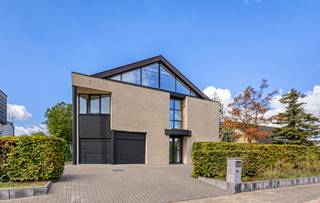 Op een toplocatie in Ranst, omgeven door groen en met een prachtig verzicht, bevindt zich deze zeer ruime en uitstekend onderhouden villa. De combinatie van een lichtrijk interieur, royale leefruimtes, een ruime tuin en een uitstekende energiescore maakt van deze woning een bijzonder aangename thuis. Ook de Fietsostrade (Safi-spoor) sluit rechtstreeks aan op de tuin, ideaal voor wie graag met de fiets op pad gaat.<br /><br />Via de ruime oprit bereikt u de woning en de dubbele garage. Bij het betreden van de inkomhal valt meteen de aangename lichtinval en het gevoel van ruimte op. De royale leefruimte geniet dankzij de grote raampartijen van veel natuurlijk licht en biedt een mooi zicht op de achterliggende tuin. Aansluitend bevindt zich de gerenoveerde keuken, die voorzien is van alle nodige toestellen. Op het gelijkvloers bevindt zich bovendien een afzonderlijke bureauruimte. Van hieruit leidt een trap naar een bijkomend bureau of polyvalente ruimte op de eerste verdieping, ideaal als praktijk, thuiskantoor of voor een vrij beroep met de mogelijkheid een aparte inkom te creëren. <br /><br />Vanuit de leefruimte krijgt u toegang tot het ruime terras en de prachtige tuin. De tuin is zowel breed als diep en vormt dankzij de volwassen bomen en het open zicht op het omliggende groen een heerlijke plek om in alle rust te genieten. Bovendien werd de tuin onderhoudsvriendelijk aangelegd. Een bijkomende troef is de servitudeweg, waardoor de tuin ook langs de achterzijde toegankelijk is met fiets, wagen of aanhangwagen.<br /><br />Een stijlvolle marmeren trap leidt naar de eerste verdieping. Hier bevinden zich vier ruime slaapkamers voorzien van parketvloer en twee badkamers. De ene badkamer is uitgerust met een ligbad, terwijl de tweede beschikt over een bijzonder ruime inloopdouche. Daarnaast bevindt zich hier de eerder vermelde polyvalente ruimte/bureauruimte, die via het bureau op het gelijkvloers ook bereikbaar is.<br /><br />Ook aan bergruimte en verdere mogelijkheden is er geen gebrek. Via een vaste trap bereikt u de zeer ruime zolderverdieping, die nog tal van mogelijkheden biedt en naar eigen behoefte verder kan worden ingevuld, voorzien van opbergkasten langs beide zijden. De woning is tevens volledig onderkelderd met zes ruime kelders.<br /><br />Op energetisch vlak scoort de woning eveneens uitstekend met een EPC-label B. De villa beschikt onder meer over dakisolatie, vloerisolatie, muurisolatie, PVC-ramen met dubbele beglazing, zonnepanelen en centrale verwarming op gas met een condensatieketel, gecombineerd met warmtepomp op alle slaapkamers, bureauruimten en zolder.<br /><br />Contacteer Vincent voor een bezoek ter plaatse via Vincent@reds.be of +32 475 21 00 86.