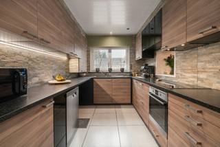 Halfopen woning met tuin, garage en 3 slaapkamers in LembeekOp zoek naar een praktische en instapklare woning in Lembeek? Deze tweegevelwoning biedt:...