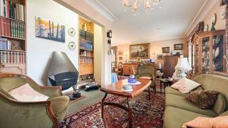 <p>Bij ImmoFusion 7/7 “open huis” : klik op onze 3D-TOUR.</p>
<p>Ervaar vastgoed alsof je er zelf doorloopt!</p>
<p>Stap binnen in deze ruime en karaktervolle woning, waar een praktische indeling en aangename leefruimtes centraal staan. Dankzij de 4 volwaardige slaapkamers, de ruime leefruimtes en de aangename tuin biedt deze woning heel wat mogelijkheden voor gezinnen, thuiswerkers of wie simpelweg op zoek is naar extra ruimte.</p>
<p>Bij binnenkomst word je verwelkomd in de ruime inkomhal. Aan de rechterzijde bevindt zich de lichtrijke woonkamer, waar voldoende plaats is voor zowel een comfortabele zithoek als een ruime eethoek. De raampartijen zorgen hier voor een aangename natuurlijke lichtinval en een open gevoel.</p>
<p>Vanuit de woonkamer loopt de woning verder naar de eetkamer, die een mooie verbinding vormt met de lichtrijke keuken. De praktische indeling zorgt ervoor dat de verschillende leefruimtes mooi in elkaar overvloeien en maakt van deze woning een aangename plek om samen te komen.</p>
<p>Verder in het verlengde van de inkomhal bevindt zich een gastentoilet en de toegang naar de tuin. De tuin biedt een fijne buitenruimte waar je in alle rust van het buitenleven kunt genieten.</p>
<p>Op de bovenverdieping bevinden zich 4 volwaardige en ruime slaapkamers. Eén van deze kamers wordt momenteel gebruikt als bureauruimte, maar kan uiteraard perfect ingericht worden als volwaardige slaapkamer, hobbyruimte of dressing. Daarnaast beschikt de verdieping over een badkamer met douche in bad, toilet en bidet. Een extra ruimte kan bovendien uitstekend dienstdoen als opslag- of bergruimte.</p>
<p>Dankzij de combinatie van ruime kamers, een praktische indeling en een aangename buitenomgeving biedt deze woning een uitstekende basis voor wie op zoek is naar een comfortabele gezinswoning met mogelijkheden.</p>
<p>Pluspunten:<br />- 4 volwaardige slaapkamers<br />- Ruime en lichtrijke leefruimtes<br />- Praktische indeling<br />- Extra ruimte voor bureau, hobby of berging<br />- Badkamer met douche in bad, toilet en bidet<br />- Aangename tuin<br /><br />Maatregelen opgenomen in het Maatregelenregister: nee</p>
<p>Voor een bezichtiging ter plaatse of meer info, bel ons op 078/78.78.70, of kom gewoon binnen op ons kantoor, steeds welkom!</p>