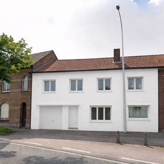 Handelshuis met woonst en ruime tuin.Bent u op zoek naar een eigendom waar wonen en werken perfect gecombineerd kunnen worden? Dan is dit...