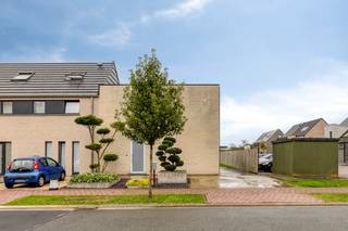 <p><span>immo DAVID stelt u deze instapklare, eigentijdse halfopen bebouwing voor, gelegen in een rustige en kindvriendelijke straat. De woning combineert een strak design met hoogwaardige materialen, hedendaags wooncomfort en een bijzonder aangename lichtinval.</span></p>
<p><span>Op het gelijkvloers geniet u van een lichtrijke leefruimte met volledig ingerichte open keuken, strak afgewerkt met kwalitatieve materialen en een duurzaam keramisch werkblad. Aansluitend bevindt zich een praktische berging met rechtstreekse toegang tot de oprit. Vloerverwarming zorgt hier voor extra comfort.</span></p>
<p><span>De verdieping omvat twee ruime slaapkamers. De eerste slaapkamer van 16 m² beschikt over een lavabo met meubel. De masterbedroom van 19 m² onderscheidt zich door een vrijstaand ligbad en lavabo. De open inloopdouche in de nachthal en de ruime dressing vervolledigen het geheel.</span></p>
<p><span>Buiten geniet u van een mooie zuidoostgerichte tuin met geïsoleerd tuinhuis, ideaal als hobby- of bergruimte. Vier zonnepanelen en een gunstig EPC-label B onderstrepen het energiezuinige karakter van deze woning.</span></p>
<p><span>Ook de ligging is een troef: dichtbij de Ring en Brussel en op korte afstand van scholen, openbaar vervoer, winkels, de fietssnelweg en het ziekenhuis. Sport, ontspanning en horeca bevinden zich eveneens in de nabije omgeving. Een stijlvolle woning waar comfort, rust en bereikbaarheid perfect samenkomen.</span></p>