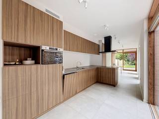 Cette maison magnifiquement rénovée à Sint-Kruis offre un confort de vie moderne dans un emplacement central privilégié. La maison a été récemment rénovée de la tête aux pieds et est baignée de lumière grâce aux nombreuses fenêtres. Avec trois chambres spacieuses et deux salles de bains modernes, vous pouvez profiter d'un aménagement luxueux et pratique ici. L'espace de vie s'intègre parfaitement dans le jardin ensoleillé, lieu idéal pour se reposer et se détendre. Une maison de caractère entièrement prête à emménager pour ceux qui recherchent de l'espace et de la qualité.Disposition :-Hall d'entrée - Surface habitable (30 m²) - Cuisine ouverte (27 m²) - Toilettes invités - Chambre 1 (21 m²) - Salle de bain 1 avec douche (7 m²) - Salle de bain avec baignoire (15 m²) - Chambre 2 (10 m²) - Chambre 3 (16 m²) - Hall de nuitGénéral - Prix de location : 1 025,00 €/mois - Disponible immédiatement Le moyen le plus rapide pour visiter cette propriété ? Demandez votre visite via le bouton rose de notre site Web (www.dewaele.com) et vous serez contacté par l'un de nos experts en location.