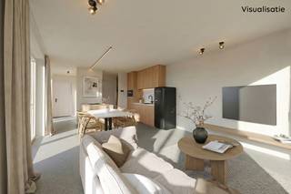 <strong>Hoogwaardig afgewerkte nieuwbouwwoning met 3 slaapkamers op een perceel van 528m², met ruime tuin in het centrum van Mol - Achterbos. E-peil 18 volgens voorstudie. Verkoop onder btw- stelsel aan 21% <br /><br />Ligging:</strong> Kortbij het centrum van Mol, in Achterbos. <br /><br /><strong>Indeling:</strong> <strong>0:</strong> inkomhal, gastentoilet, woonkamer, keuken, wasplaats, garage. <strong>+1:</strong> overloop, 2 slaapkamers, badkamer. <strong>+2:</strong> master bedroom, berging met mogelijk 2de bdk. <br /><br /><strong>Omschrijving:</strong> Deze woning wordt voor verkoop nog volledig verder afgewerkt!<br />U betreedt de woning aan de zijkant van het huis. De inkomhal, met directe toegang tot het gastentoilet, leidt u verder naar de lichtrijke leefruimte. Deze leefruimte is voorzien van grote zwarte PVC ramen en biedt een aangenaam zicht op de zuidgerichte tuin. De open keuken met eiland vormt een mooi geheel met de leefruimte en is praktisch ingericht, alsook is er ledverlichting onder de kasten voorzien. De keuken is uitgerust met kwalitatieve toestellen, waaronder een vrijstaande koelkast van Smeg, combi-oven, kookplaat etc. . De verlichting in de keuken en leefruimte is reeds aanwezig en blijft behouden. <br /><br />Wanneer we doorlopen naar de voorkant van de woning, komen we langs de wasplaats en zo verder in de grote inpandige garage. Deze ruime garage is voorzien van een sectionaalpoort, uitgietbak, een deur naar buiten toe en er is ook een laadkabel voorzien voor een laadpaal. De gehele benedenverdieping (incl. garage), de hal boven én de badkamer genieten van vloerverwarming. <br />
<p>Als we teruglopen naar de trap, bereikt u de 1e verdieping, waar zich een eerste zeer ruime slaapkamer bevindt.<br />Volgens het oorspronkelijke plan werd deze ruimte voorzien voor 2 slaapkamers, de scheidingswand werd nog niet geplaatst. Ramen en stopcontacten zijn reeds aanwezig, waardoor het eenvoudig mogelijk is om hier 2 kamers te creëren. Verder is de badkamer ingericht met een inloopdouche, een toilet en een wastafel. Door het raam wordt deze prachtige ruimte voorzien van natuurlijk daglicht.</p>
<p>Op de 2de verdieping, bevindt zich een prachtige master bedroom, die is uitgewerkt tot in de nok en zo een extra ruimtelijk gevoel creëert. De zolderruimte werd praktisch ingedeeld, waarbij alle technieken netjes werden geïntegreerd. Tevens zijn alle leidingen en afvoer voorzien voor de inrichting van een eventuele tweede badkamer. <br /><br />Tot slot beschikt de woning over een ruime, volledig omheinde en zuid-georiënteerde tuin. Met een grondoppervlakte van 528m² vormt de buitenruimte een mooie extra troef. <br /><br />Op technisch en energetisch vlak is de woning uitgerust met onder meer vloerverwarmig, een warmtepomp, een regenwaterpomp met regenput (5000 L), ventilatiesysteem D en zonnepanelen. Energiezuinig en comfortabel wonen is verzekerd deze prachtige woning!</p>
<p><strong>Deze woning biedt met haar praktische indeling en uiterst hoogwaardige afwerking een buitenkans!<br /><br /></strong><strong>Bijzondere informatieplicht</strong>: omgevingsvergunning stedenbouwkundige handelingen uitgereikt, woongebied, geen rechterlijke herstelmaatregel of bestuurlijke maatregel opgelegd, geen voorkooprecht ruimtelijke ordening, omgevingsvergunning voor verkavelen van gronden.</p>