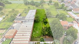 <p>Stelt u zich eens voor: een riante, stijlvolle villa op maat, omgeven door de rust van uw eigen royale tuin. Of ziet u eerder het potentieel om hier twee moderne, hoogwaardige halfopen bebouwingen te realiseren? Op dit veelzijdige perceel bouwgrond aan de Nijverheidsstraat 143 in Erpe-Mere bepaalt u zelf het tempo én de invulling.</p><p>Dankzij het ontbreken van een bouwverplichting behoudt u alle vrijheid. U bouwt wanneer het u uitkomt, met uw eigen architect en aannemer, of u houdt het perceel aan als een waardevaste investering voor de toekomst. Het terrein is uitermate geschikt voor de realisatie van een standingvolle open bebouwing, maar biedt door zijn gunstige afmetingen ook de mogelijkheid om verkaveld te worden in twee afzonderlijke loten voor halfopen bebouwingen, mits het bekomen van een omgevingsvergunning.</p><p>Naast de enorme bouwkundige flexibiliteit is de ligging een absolute troef. Hier combineert u het comfort van uitstekende verbindingen met het gemak van een centrale woonomgeving. Binnen enkele minuten bereikt u de oprit van de E40 richting Gent en Brussel, en ook het centrum van Aalst is zeer vlot bereikbaar. Tegelijkertijd bevinden scholen, winkels en openbaar vervoer zich in de directe nabijheid, terwijl de omliggende groene omgeving uitnodigt tot ontspannende wandel- en fietstochten.</p><p>Of u nu als particulier uw persoonlijke woondroom wilt waarmaken of als projectontwikkelaar op zoek bent naar een rendabel project op een gegeerde locatie: dit perceel biedt het perfecte fundament. Neem gerust contact op met ons kantoor voor de volledige stedenbouwkundige voorschriften of om de mogelijkheden ter plaatse te ontdekken.</p>