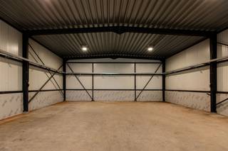 Op zoek naar een praktische en goed bereikbare opslag- of werkruimte? Deze ruime loods, gelegen aan de Veldonkstraat 194 in Tremelo, biedt tal...