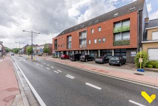 Te Koop: Stijlvol Duplexappartement met Balkon in het Centrum van Tessenderlo-Ham<br /><br /><br />Bent u op zoek naar een instapklaar appartement met ruimte, licht en een centrale ligging? Dan is dit charmante duplexappartement precies wat u zoekt!<br /><br /><br />Indeling &amp; troeven:<br />• 2 ruime slaapkamers met veel lichtinval<br />• Moderne badkamer met kwaliteitsafwerking<br />• Zeer ruime leefruimte met grote raampartijen<br />• Open keuken met alle comfort en aansluitend eetgedeelte<br />• Grote berging, ideaal voor wasmachine, voorraad en extra opslag<br />• Zonnig balkon waar u rustig kan genieten van een koffie of aperitief<br /><br /><br />Gelegen in het hart van Tessenderlo-Ham, dichtbij winkels, openbaar vervoer, scholen en gezellige horecazaken. Ideaal voor jonge koppels, alleenstaanden of investeerders.<br /><br /><br />Waarom kiezen voor dit appartement?<br />✔️ Energiezuinig<br />✔️ Gunstige ligging<br />✔️ Ruimtelijk gevoel<br />✔️ Instapklaar<br /><br /><br />Mis deze kans niet! Dit appartement biedt comfort, stijl én locatie in één.<br />Bel vandaag nog voor een bezichtiging!