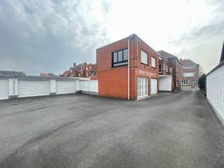 <strong>Wervik - 2 appartementen + 9 garages + loods te koop in Wervik.</strong><br /><br /><strong>Gelijkvloers:</strong> 1 appartement met 1 slaapkamer, living, keuken en badkamer<br /><strong>1ste verdieping:</strong> ruim appartement met lift
<div>Grote leefruimte, moderne keuken, badkamer en 2 slaapkamers</div>

<div>9 garages<br />Loods van 90m²<br /><br /><strong>Troeven:</strong></div>

<ul><li>Beide appartementen EPC C</li><li>Muurisolatie + hogerendementsbeglazing</li><li>Beide appartementen extra berging (fietsen, vuilniszakken ...)</li><li>Top belegging</li></ul>