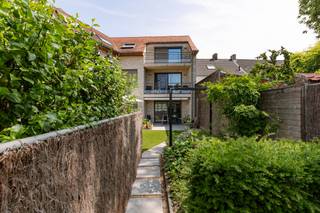 Voor meer info contacteer Eva via 0475 69 38 22 of eva@vicusvastgoed.beIn het centrum van Aartrijke vindt u dit ruime, instapklare en hoogwaardig...