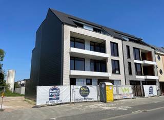 <span>Residentie ROYAL ASTRID, gelegen op het groene dorpsplein van Grobbendonk.<br />Mooi complex met hedendaagse architectuur. Het volledige gebouw bestaat uit 2 handelseigendommen op het gelijkvloers, 9 appartementen, kelderbergingen, gemeenschappelijke fietsenberging, garageboxen en autostaanplaatsen.<br /><br />Dit h</span>andelsgelijkvloers (=0.3 rechterzijde van het gebouw) heeft een bruto opp. van 113 m² (netto 98,09 m²) en een private buitenruimte van 62 m² aan de achterzijde. Binnenindeling kan volledig ingericht worden naar wens van de koper aangezien het een open en ruimte betreft. Vooraan voorzien van etalage met inkomdeur.<br /><br /><br />BIJZONDERHEDEN<br /><span>Deze ruimte wordt casco aangeboden. D.w.z. dat er enkel chape gelegd wordt. Alle andere afwerking moet voorzien worden door de koper.<br />De koper betaalt bij aankoop: 249.000 euro + 20.381 euro BTW + 12.000 euro registratierechten + 2.078 euro opstalrechten + aanleg nutsvoorzieningen + aandeel in de opmaak van de basisakte + notariskosten.<br /></span><span>Mogelijkheid tot aankoop van een garagebox (staanplaatsen zijn reeds allen verkocht).<br />Kostprijs garagebox: 27.500 euro + 4.095 euro BTW + 780 euro registratierechten + 60 euro opstalrechten + aandeel in de opmaak van de basisakte + notariskosten.<br />Gebouw met lift.<br />Oplevering voorzien voor ca augustus 2025.<br /><br /><br /></span><span>POSITIEVE ASPECTEN<br />TOP locatie op het dorpsplein van Grobbendonk<br />Zuid gelegen<br />Mooie architectuur</span>
