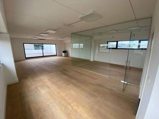 - KANTOOR/SHOWROOM<br />- MAGZIJN/OPSLAGPLAATS<br />- STRATEGISCHE LIGGING<br />- ONMIDDELIJK BESCHIKBAAR<br />- PARKEERPLAATSEN BESCHIKBAAR