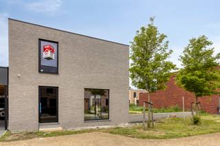 <p>Te koop: moderne open bebouwing in Koersel, gelegen in een rustige residentiële buurt.</p>

<p> </p>

<p>Deze nieuwbouw woning (bouwjaar 2026) combineert eigentijdse architectuur met een praktische indeling. Gelegen in Panisdries, geniet u van een groene omgeving met alle voorzieningen op korte afstand. De woning biedt drie comfortabele slaapkamers, een ruime tuin en een carport. Dankzij de open bebouwing profiteert u van veel lichtinval en een gevoel van ruimte.</p>

<p> </p>

<p>Belangrijkste ruimtes:<br />• Ruime living met aansluitende eetkamer, ideaal voor gezellige momenten.<br />• Moderne keuken met directe toegang tot de tuin.<br />• Drie slaapkamers, perfect voor gezin of gasten.<br />• Badkamer met alle nodige voorzieningen.<br />• Carport voor uw wagen.<br />• Berging en inkomhal voor extra opbergruimte.<br />• Terras met zicht op de tuin.</p>

<p> </p>

<p>Troeven:<br />• Nieuwbouw (2026) met moderne indeling.<br />• Zonnepanelen<br />• Warmtepomp<br />• Oplevering eind 2026</p>

<p> </p>

<p>Neem vandaag nog contact op met uw ERA-makelaar voor een bezoek.</p>

<p> </p>

<p>JOUW DROOMHUIS. ZO GEVONDEN!</p>