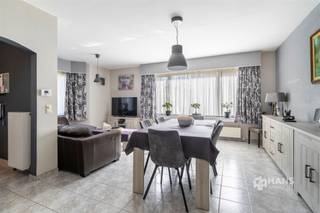 <p><span>Instapklaar hoekappartement (97 m²) met 2 slaapkamers en riante tuin (163 m²) in Hoboken</span></p><p><span>In de Jan Van Canlaan woon je in een rustige straat met alle nodige voorzieningen binnen handbereik. Openbaar vervoer en velo-stations bevinden zich vlakbij en ook winkels, supermarkten en scholen zijn vlot bereikbaar. Met de wagen geniet je van een goede verbinding met de snelweg, terwijl je voor een portie groen gemakkelijk te voet of met de fiets naar de Hobokense Polder trekt. Rustig wonen met de levendige stad en rustige natuur binnen handbereik!</span></p><p><span>Het appartement bevindt zich op het gelijkvloers van een kleinschalig gebouw van drie hoog en werd doorheen de jaren steeds netjes onderhouden. Hierdoor kan je hier zonder zorgen je intrek nemen. Recent werd bovendien een nieuwe verwarmingsketel geïnstalleerd en met een EPC-score C beschikt het appartement over een degelijke energieprestatie.</span></p><p><span>Vooraan, op de hoek van het gebouw, bevindt zich de bijzonder lichtrijke leefruimte van maar liefst 40 m². Aansluitend ligt de aparte keuken (10 m²), voorzien van de nodige basisuitrusting. Via de hal bereik je vervolgens de badkamer (5 m²) met ligbad/douche en lavabomeubel. Tegenover de badkamer bevindt zich een praktische berging en daarnaast is er nog een apart toilet.</span></p><p><span>Aan de rustige achterzijde liggen de twee volwaardige slaapkamers van respectievelijk 11 m² en 15 m². Beide kamers bieden rechtstreeks toegang tot de absolute blikvanger van het appartement: de riante westgerichte tuin van maar liefst 163 m². De tuin loopt rondom het appartement en biedt een heerlijke plek om in alle rust van de namiddag- en avondzon te genieten. Een garagebox is optioneel bij aan te kopen voor 30.000€.</span></p><p><span>Een instapklaar appartement van 97 m² én een tuin die bijna dubbel zo groot is? Die combinatie kom je niet elke dag tegen!</span></p><p><span>Bewoonbare opp. 97 m² – ref.: bruto vloeropp. Voor meer info of een gratis schatting surf naar </span><span><span>www.hansimmo.be</span></span></p><p><span> </span></p>