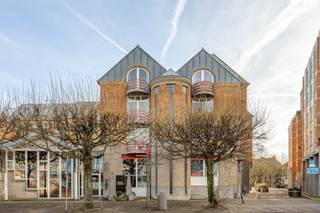 Gelijkvloers duplexappartement aan de Scheldekaaien op wandelafstand van het oude stadscentrum en 't Eilandje. <br /><br /><u><strong>Indeling van het appartement:</strong></u><br /><u>Eerste verdieping:</u><br />Leefruimte: +/- 44m² parket<br />Open ingerichte keuken: granieten werkblad, kasten, vaatwasmachine, dampkap, kookplaten en frigo<br />Ruime open trap naar het slaap gedeelte<br /><u>Gelijkvloers:</u><br />Slaapkamer: +/- 19m² parket<br />Nachthal: +/- 4m² parket<br />Badkamer: +/- 7m² ligbad, lavabo en toilet<br />Berging: +/- 6m²  plaats voor wasmachine en droogkast.<br /><br /><br />Het appartement is momenteel verhuurd als schoonheidssalon aan € 895 per maand + € 75 per maand AO. <br /> 